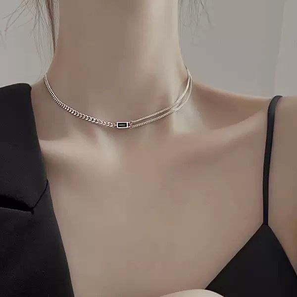 Elegantní dámský stříbrný dvojitý náhrdelník s dominantní ozdobou z černého skla evokující Onyx