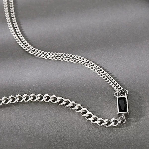 Detail na dámský stříbrný dvojitý náhrdelník s dominantní ozdobou z černého skla evokující Onyx