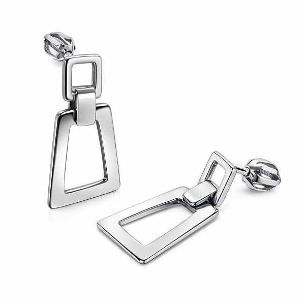 Detailní pohled na dámské stříbrné náušnice v moderním geometrickém designu na šroubek