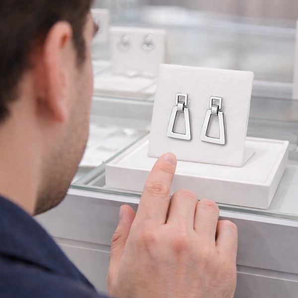 Ilustrační obrázek k dámským stříbrným náušnicím v moderním geometrickém designu