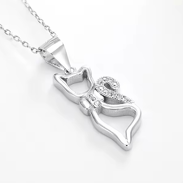 Detail stříbrného přívěsku kočička osazená zirkony